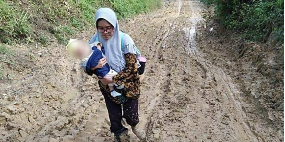 Viral! Guru Gendong Bayi Lewat Jalan Lumpur untuk Mengajar