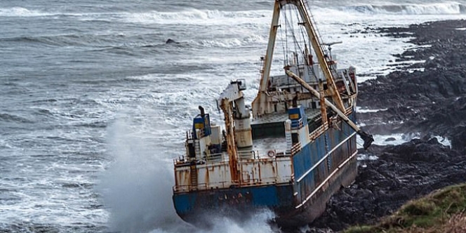 Kapal Hantu Terdampar di Pantai, 2 Tahun 'Gentayangan'
