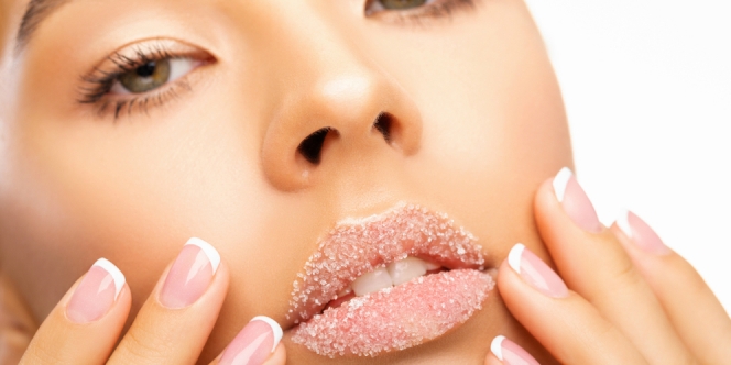 Cara Scrubbing Bibir Agar Indah dan Lembut, Apa Manfaatnya?