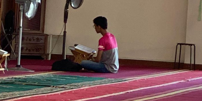 Viral, Driver Ojol Beristirahat Sambil Baca Alquran