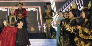 Tjerita Tjinta Anne Avantie di Panggung Palembang Fashion Week 2020