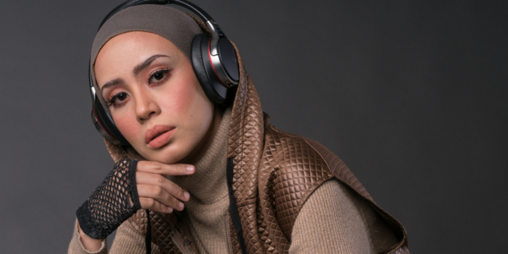 6 Inspirasi Gaya Hijab dengan Sweater Oversize