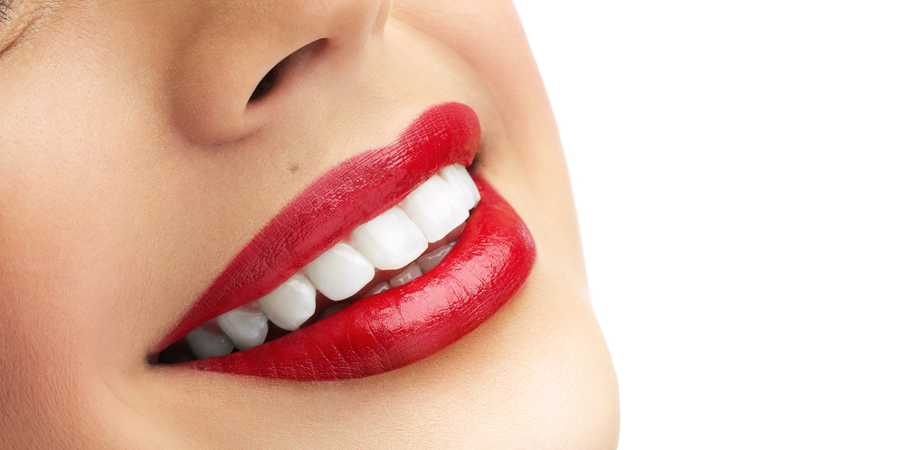 5 Warna Lipstik yang Bisa Membuat Gigimu Terlihat Lebih Putih