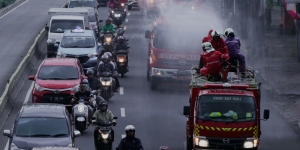 Penyemprotan Disinfektan Dilakukan di Kawasan Jakarta Timur