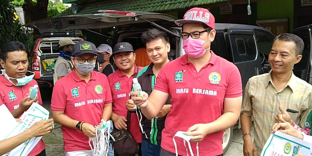 Bagi Masker di Jalanan, Tommy Kurniawan Hampir Disemprot Istri