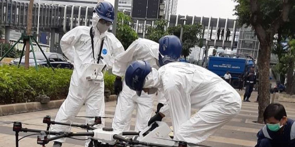 Penampakan Drone Semprot Disinfektan di Tengah Kota Jakarta
