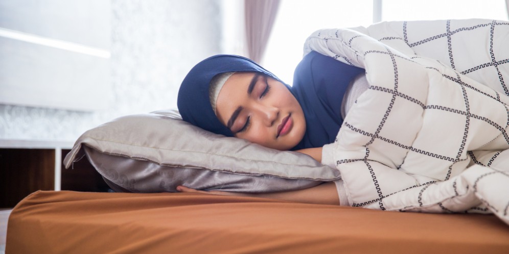 4 Langkah Bersihkan Makeup yang Terbawa Tidur