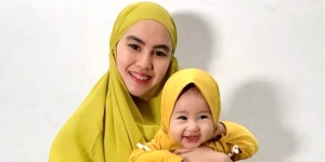 6 Potret Bayi Artis Pakai Hijab, Lucu dan Gemesin Pol!