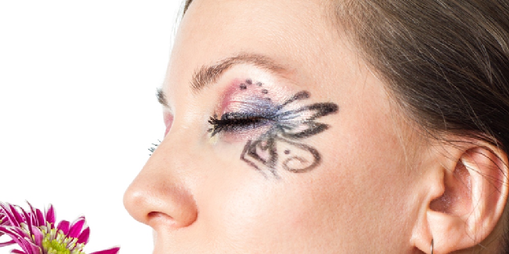 Membuat Butterfly Eyeliner dengan 4 Langkah Sederhana