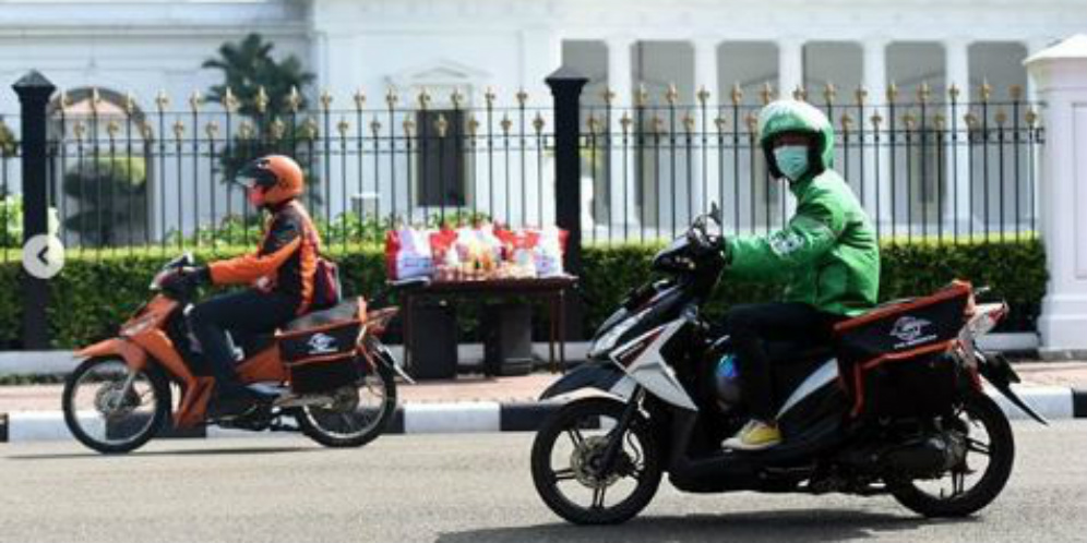 Di Depan Istana, Mensos Lepas Ojol dan Pak Pos Pembawa Bansos