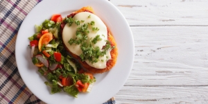 Menu Buka Puasa ala Restoran: Chicken Parmigiana dan Salad