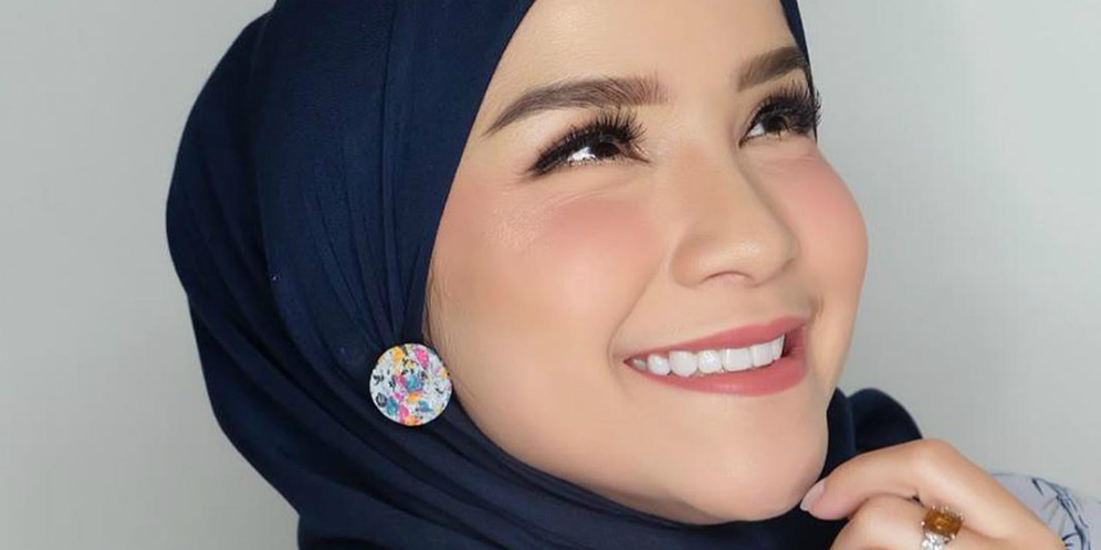 Tutorial Hijab Scarf dengan Anting ala Tasya Nur Medina