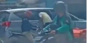 Video Aksi Jambret di Siang Bolong Tepergok Gasak Tas di Mobil