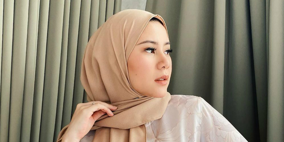 Gaya Chic Cynthia Ramlan Padukan Sweater dan Rok Plisket