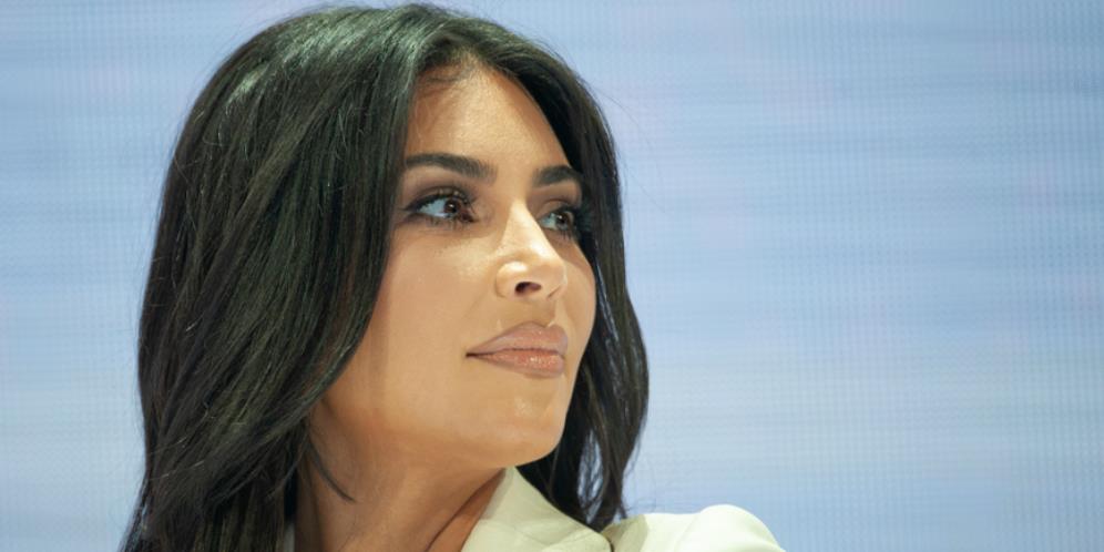 Gaya Rambut Kuncir Dua Trendi Ala Kim Kardashian, Ini Triknya
