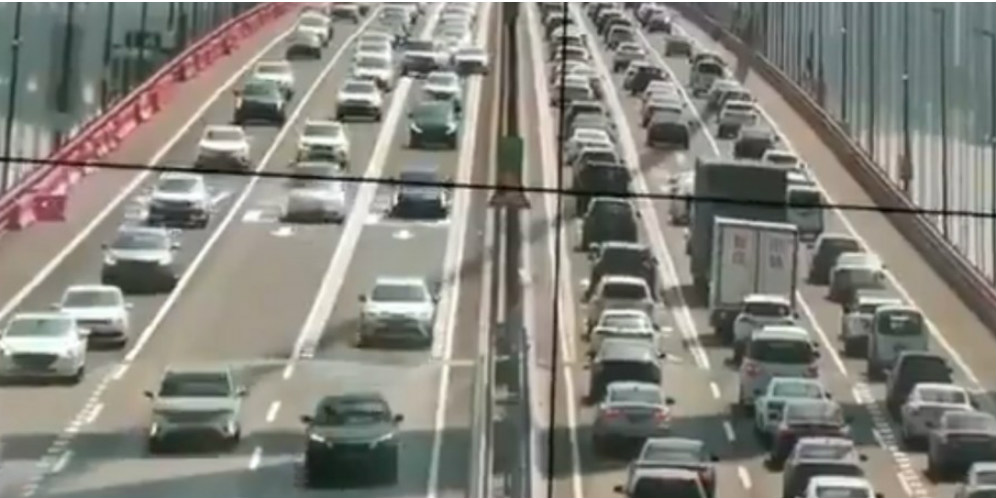 Ngeri, Detik-detik Jembatan yang Dipadati Mobil di China Bergoyang