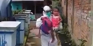 Sedih! Video Bocah 2 Tahun Dijemput Petugas Medis di Palembang