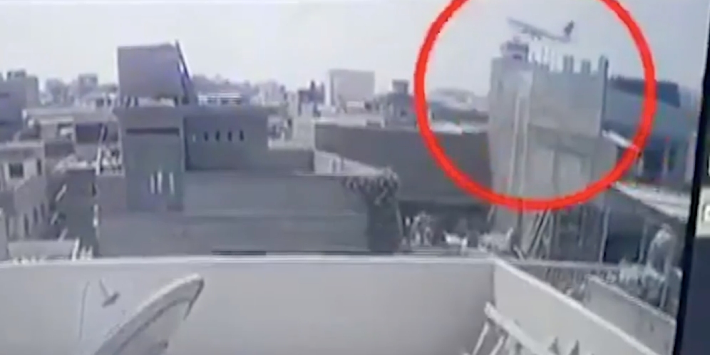 Merinding! Video Detik-Detik Pesawat Pakistan Airlines Jatuh Terekam CCTV