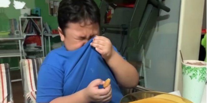 McD Akhirnya Buka, Bocah Makan Nugget Sampai Nangis Saking Rindunya