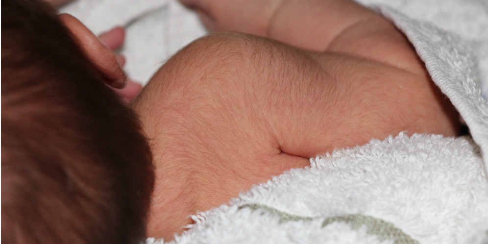 Muncul Banyak Rambut Halus Pada Bayi Baru Lahir, Normalkah?