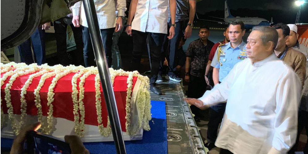 Tulisan Haru SBY Kenang Setahun Wafatnya Ani Yudhoyono: Cintaku Abadi Bersamamu
