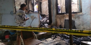 Kakek Ini Khusyuk Sholat Dhuha di Saat Rumahnya Terbakar