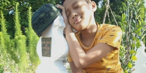7 Tahun Berlalu, Anak Autis Kunjungi Makam Ibu demi Bisa Peluk Nisan
