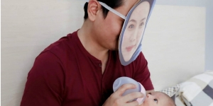 Kreatif nan Kocak, Dokter Susui Bayinya Pakai 'Topeng' Istri