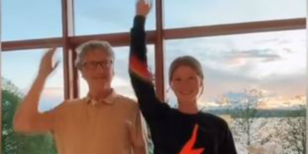 Video Duet TikTok Gemas Bill Gates dan Putrinya di Hari Ayah