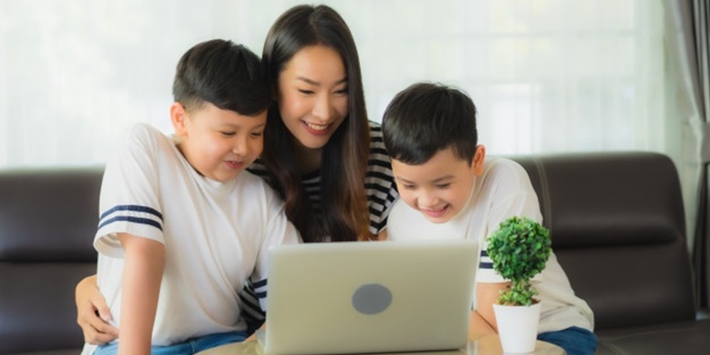 5 Cara Mendidik Anak di Era Digital, Yuk Cari Tahu