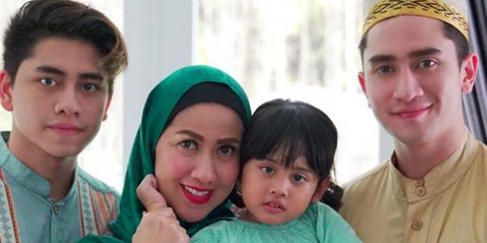 Berhijab, Venna Melinda Belajar Iqro Bareng Putri Kecilnya