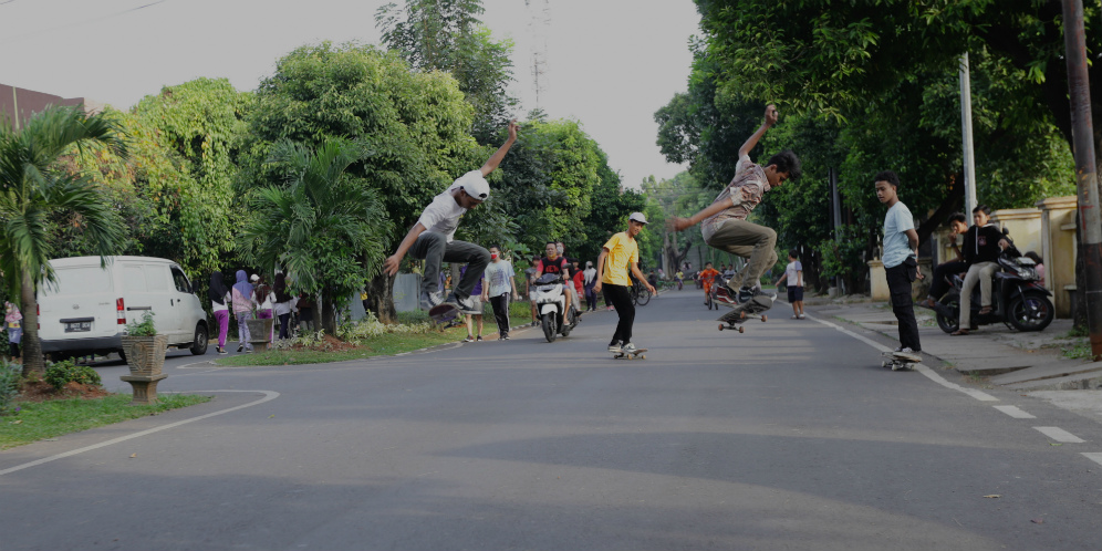 Potret Serunya Bermain 'Skateboard' di Jalanan Pasar Rebo