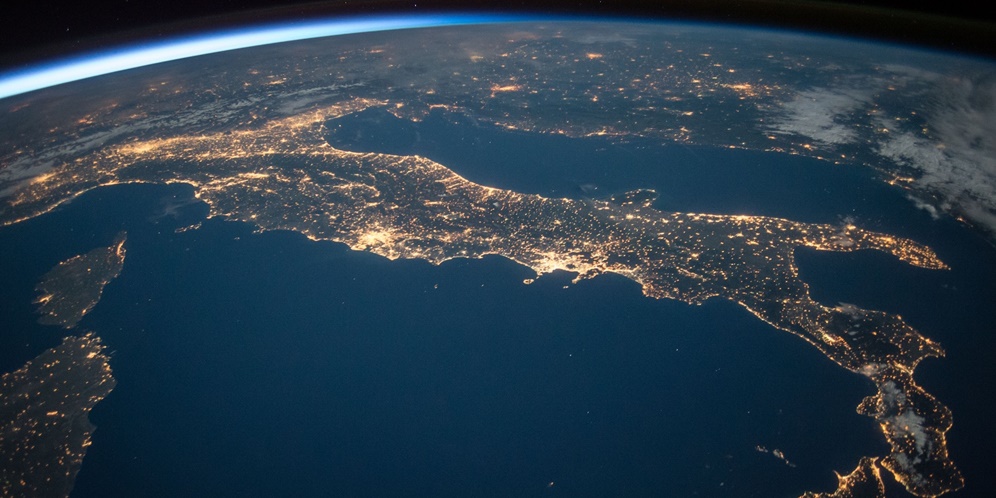 Foto Menakjubkan Antara Malam dan Siang dari Luar Bumi