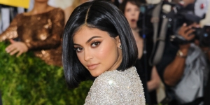 Gaun Transparan Kylie Jenner Saat Liburan Picu Kontroversi