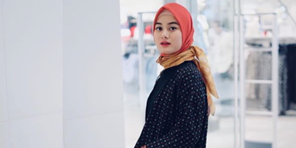 8 Potret Gaya Hijab Dinda Hauw yang Simpel dan Elegan