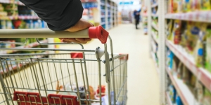 Viral Petugas Supermarket Gunakan Air Liur untuk Bersihkan Keranjang Belanja