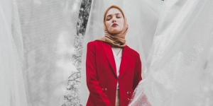 4 Tips Padu Padan Blazer Berwarna dengan Hijab