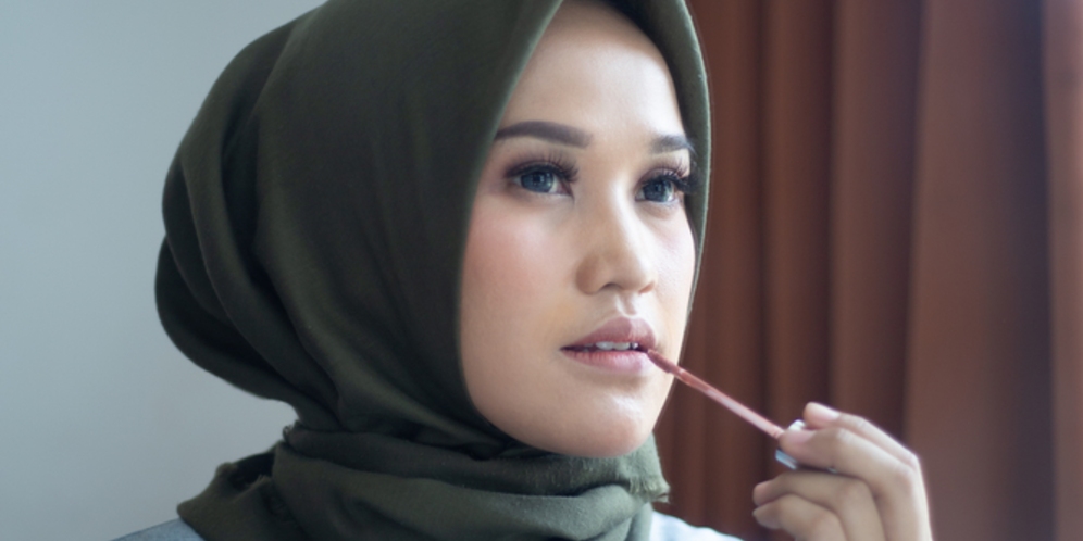 4 Langkah Membuat Lipstik Tidak Mudah Menempel di Masker