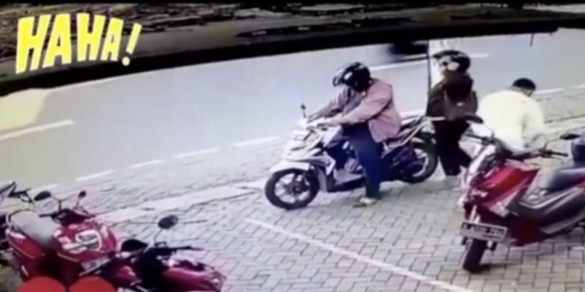Viral Video Bapak Melaju Naik Motor Istrinya Ketinggalan Di Parkiran