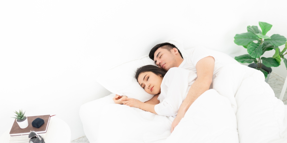 4 Manfaat Spooning Sex yang Mudah Dilakukan dengan Pasangan