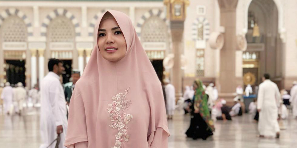 Biasa Nyentrik, Nindy Ayunda Bikin Pangling Pakai Hijab