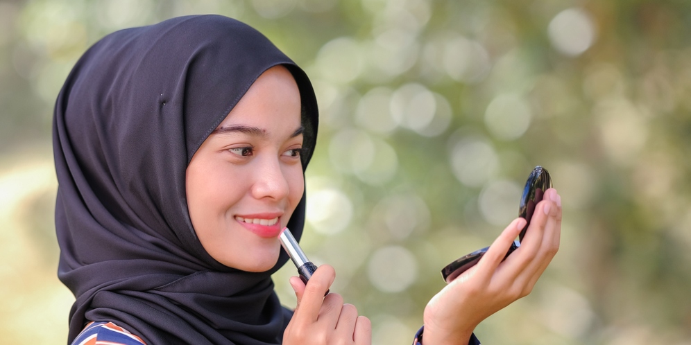 5 Trik Menggunakan Lipstik untuk Merias Wajah