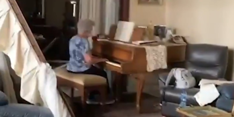 Bikin Dunia Haru, Nenek Main Piano di Tengah Puing Ledakan Beirut