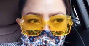 Gaya Cetar Mayangsari Padukan Masker dengan Kacamata Mewah