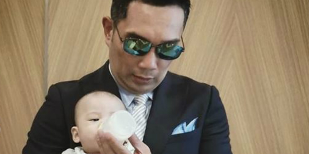 Tak Sungkan Momong Bayi, Tengok Gaya Necis Kang Emil Susui Putranya