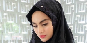 Pesinetron Asha Shara Lepas Hijab?