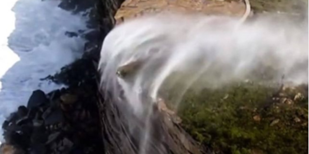 Video Aneh Tapi Nyata! Air Terjun Mengalir ke Atas, Begini Penjelasannya