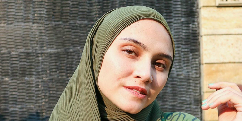 Mirip Orang Turki, Potret Cantik Zee Zee Shahab di Masjid Biru