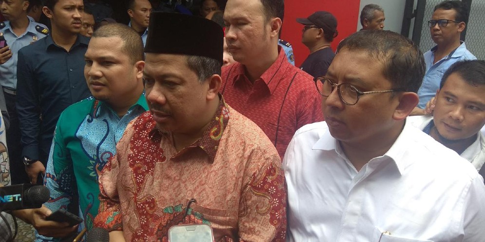 Dapat Bintang Jasa dari Jokowi, Fahri Hamzah Unggah Main Ayunan Bareng Fadli Zon