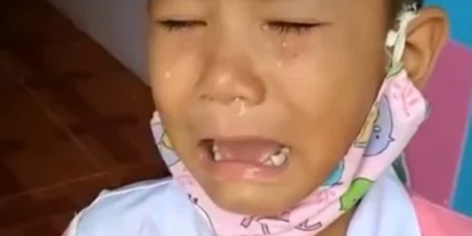 Video Menggemaskan Bocah Menangis Kehilangan Masker, Ternyata Nyangkut di Dagu